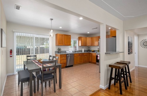 Raisin House | Comfy, Upgraded 3B/1Bth w Great Access to Airport