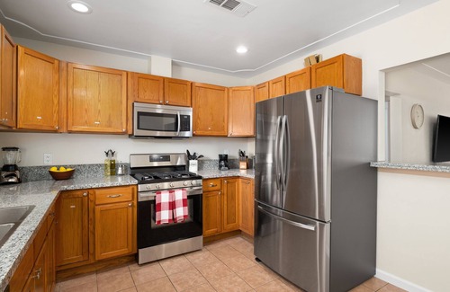 Raisin House | Comfy, Upgraded 3B/1Bth w Great Access to Airport