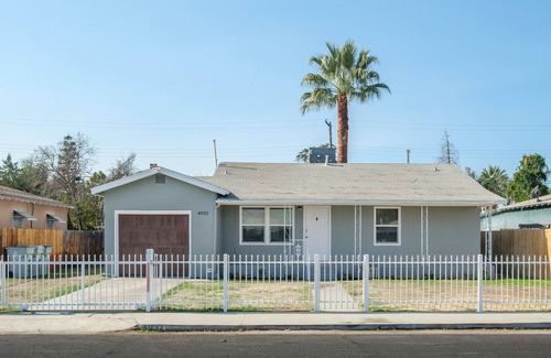 Raisin House | Comfy, Upgraded 3B/1Bth w Great Access to Airport