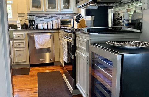 Washington Ave./ Memorial Park House | COMFY URBAN RETREAT, PET FRIENDLY, PRIVATE DRIVEWAY PARKING 30+ nt min✨🌙