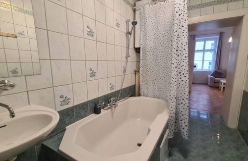 Landstrasse Apartment | Commodious 3BR Apt. Ideal for Families and Friends