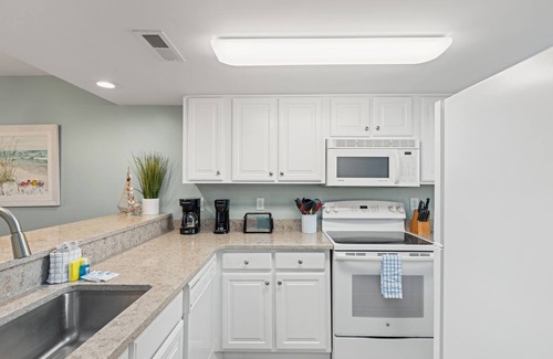 Lower Grand Lagoon Condo | Commodore 702 – 1BR Beachfront Condo with Balcony and Amazing Views
