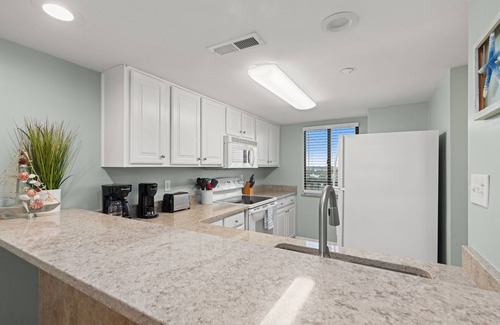 Lower Grand Lagoon Condo | Commodore 702 – 1BR Beachfront Condo with Balcony and Amazing Views
