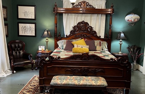 Bainbridge Bed & Breakfast | Commodore Bed & Breakfast / Library Room