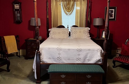 Bainbridge Bed & Breakfast | Commodore Bed & Breakfast / Red Room