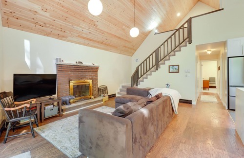 Albrightsville Cabin | Community Beach Access: Modern Poconos Cabin!