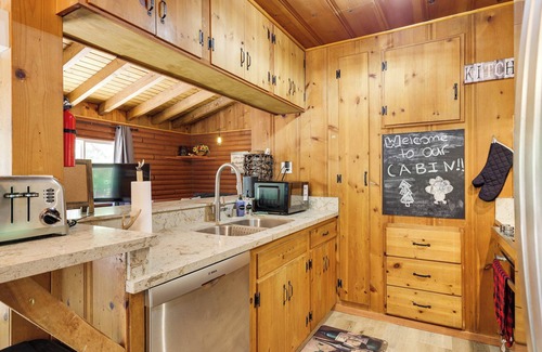 Phoenix Lake-Cedar Ridge Cabin | Community Lake Access: Peaceful Cabin in Sonora!