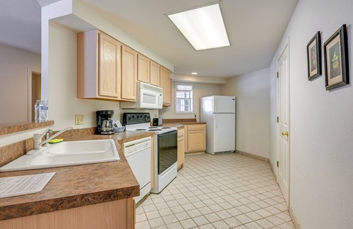 Pigeon Condo | Community Pool & Hot Tub: Pigeon Condo Near Beach