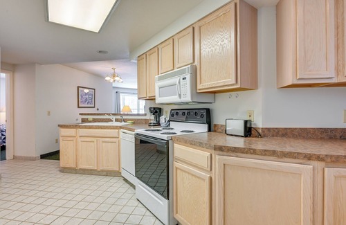 Pigeon Condo | Community Pool & Hot Tub: Pigeon Condo Near Beach