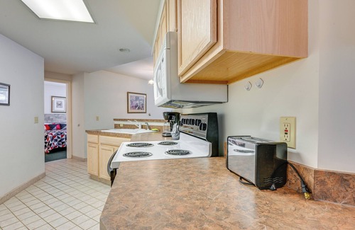 Pigeon Condo | Community Pool & Hot Tub: Pigeon Condo Near Beach