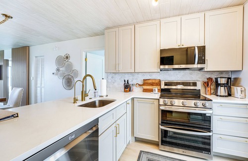 Palma del Mar Condo | Community Pool & Pier: Bayfront Isla Del Sol Condo