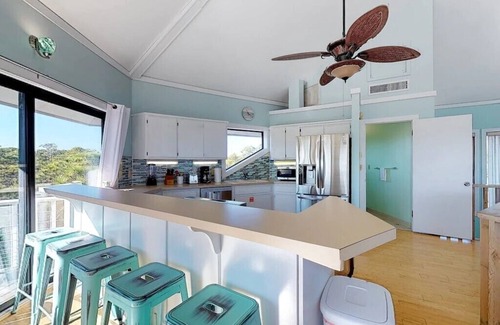 Plantation Cottage | Community Pool! Easy Beach Access - 2 FREE bike rentals included!