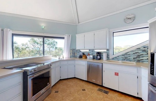Plantation Cottage | Community Pool! Easy Beach Access - 2 FREE bike rentals included!
