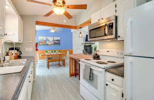 Albrightsville Cottage | Community Pools & Hot Tub: Albrightsville Cottage!