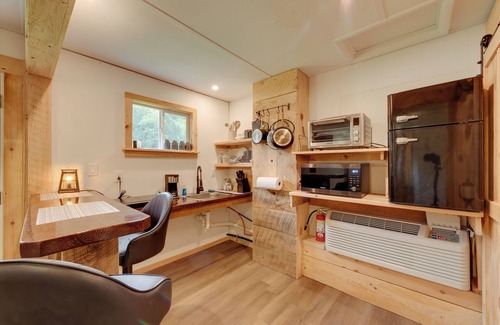 Hillsgrove Cabin | Community Rec Center: Outdoor Haven in Hillsgrove!