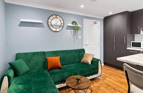 Luton Apartment | Commuter's Choice Free Parking Quick Train Links