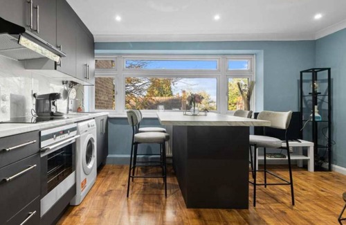 Luton Apartment | Commuter's Choice Free Parking Quick Train Links