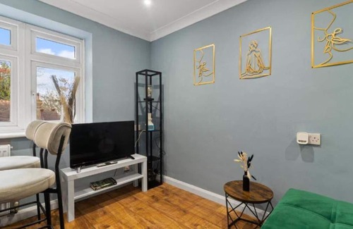 Luton Apartment | Commuter's Choice Free Parking Quick Train Links