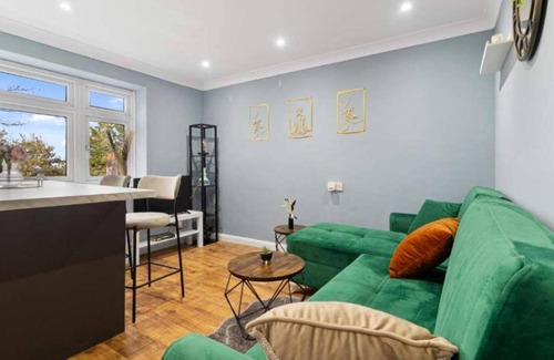 Luton Apartment | Commuter's Choice Free Parking Quick Train Links