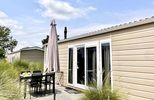 Municipality of Hellevoetsluis Ski Chalet | Compact chalet at 4.5 km. from Rockanje