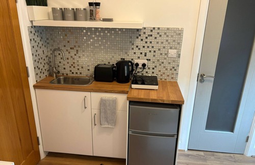 Hammersmith Broadway Apartment | compact studio in central location with excellent transport links.