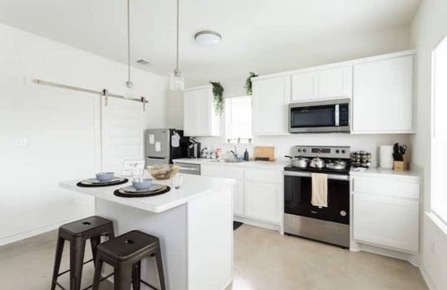 Denver Heights House | Complete duplex 12 guest 2 units