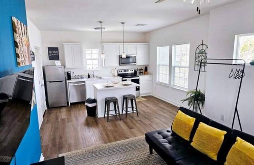 Denver Heights House | Complete duplex 12 guest 2 units