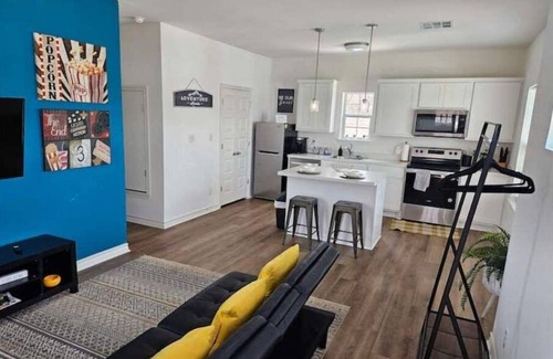 Denver Heights House | Complete duplex 12 guest 2 units