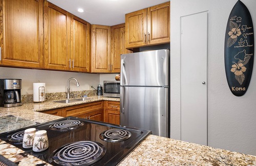Historic Kailua Village Condo | Completely redecorated Aug. 2019 1 block to beach, free wi-fi, parking, and AC