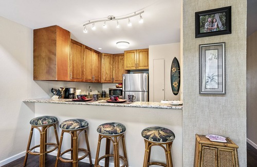 Historic Kailua Village Condo | Completely redecorated Aug. 2019 1 block to beach, free wi-fi, parking, and AC
