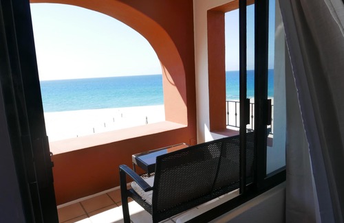 San Jose del Cabo Condo | COMPLETELY REMODELED Stunning Ocean Front Condo!
