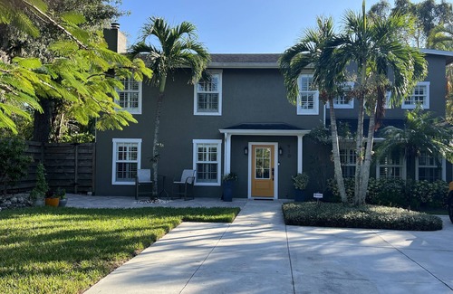 Bayou Oaks House | Completely remodeled four bedroom home in Sarasota, Fl. 100 yards to the ocean!