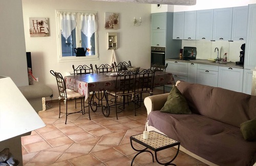 Entrecasteaux House | Completely renovated, air-conditioned sheepfold in the middle of the pines