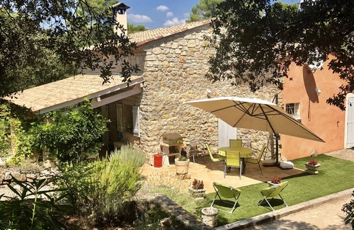 Entrecasteaux House | Completely renovated, air-conditioned sheepfold in the middle of the pines