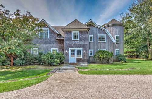 Sagaponack House | Complex located in Sagaponack, walking distance to Wolffer Estate with.