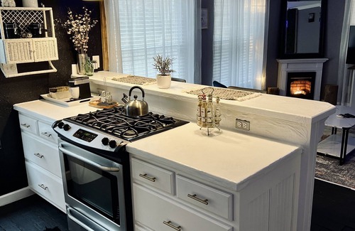 Pleasant Shade Cottage | Complimentary Breakfast Romantic Relaxing Jacuzzi Bathhouse Cottage