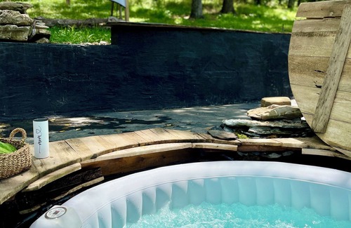 Pleasant Shade Cabin | Complimentary Breakfast Luxe Cabin Hot Tub Outdoor Movie Screen Mountains