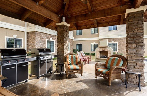 Oak Apartment | Complimentary Breakfast Buffet | Minutes from Shopping + White Sand Beaches