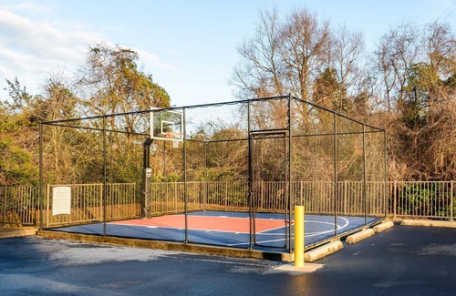 Oak Condo | Complimentary Breakfast Buffet + Free Wi-Fi | Short Drive to the Beach