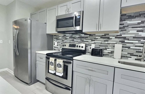 Hyde Park House | Conant Gray: Sleeps4! 2Bd/1Bth Peaceful Living!
