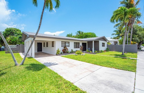 White St. Gallery House | Conch Keys | Private Pool & Outdoor Bar Paradise!