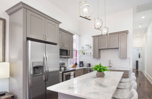 Tulane - Gravier House | Concierge Serviced Street Car House!