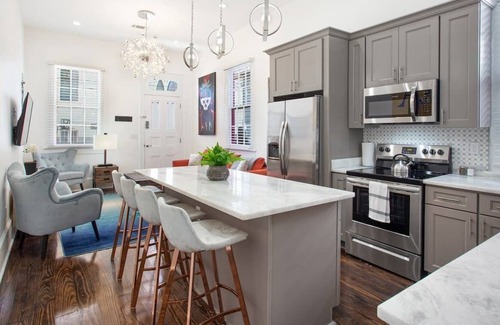 Tulane - Gravier House | Concierge Serviced Street Car House!