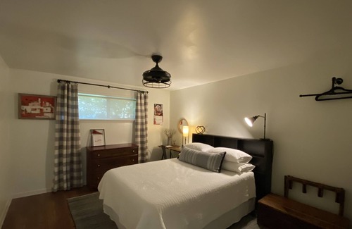 Athens Condo | Condo 1 Mile Sanford Stadium, Tailgate Lot, Sleeps 4