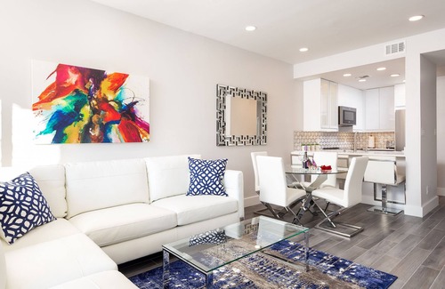 Central Naples Condo | Condo 2 Bedrooms 2 Baths Pool 6 min to Beaches Downtown Restaurants Shopping