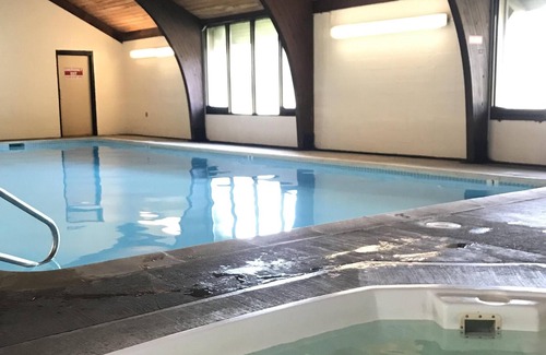 Big Sky Meadow Village Condo | Condo at Golf Course w/shared hot tub/sauna, views, nordic ski/in-out - Big Sky Cozy Mountain Chalet