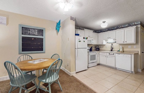 Palmetto Dunes Villa | Condo by the beach with heated pools, hot tub, patio, tennis, central AC, & W/D