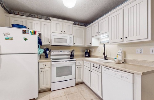 Palmetto Dunes Villa | Condo by the beach with heated pools, hot tub, patio, tennis, central AC, & W/D