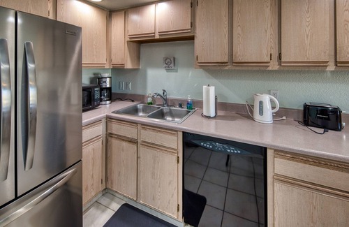 Lake Havasu City Condo | Condo by the Lake! Heated Pool, Walking distance to Lake and Golfing