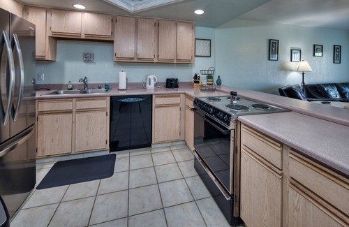 Lake Havasu City Condo | Condo by the Lake! Heated Pool, Walking distance to Lake and Golfing